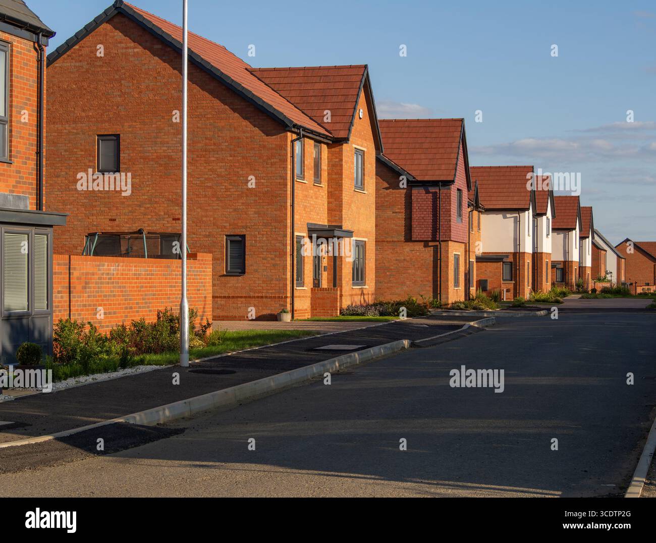 Case indipendenti in mattoni rossi costruite nel 2024, Landimore Park, Hardingstone, Northampton, Regno Unito Foto Stock