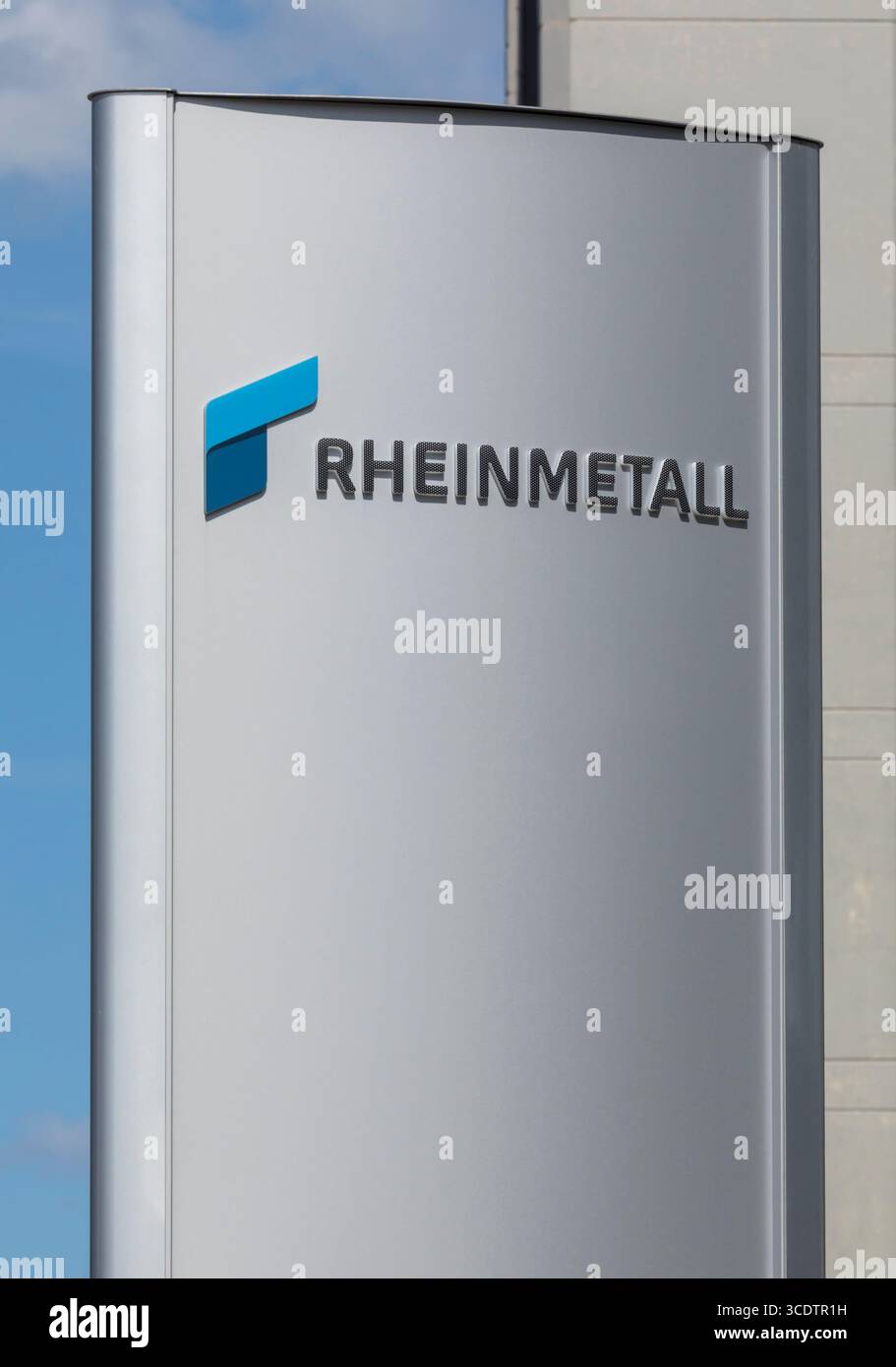 Brema, Germania – 10 agosto 2025: Logo del marchio RHEINMETALL sul cartello. Rheinmetall AG è un'azienda tedesca produttrice di armi e automobili Foto Stock