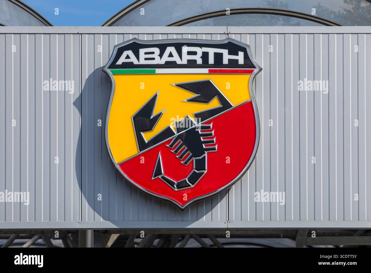 Brema, Germania – 10 agosto 2025: Cartellonistica sulla facciata che identifica una concessionaria Abarth. Abarth & C. S.p.A. è un'azienda italiana produttrice di auto da corsa e da strada Foto Stock