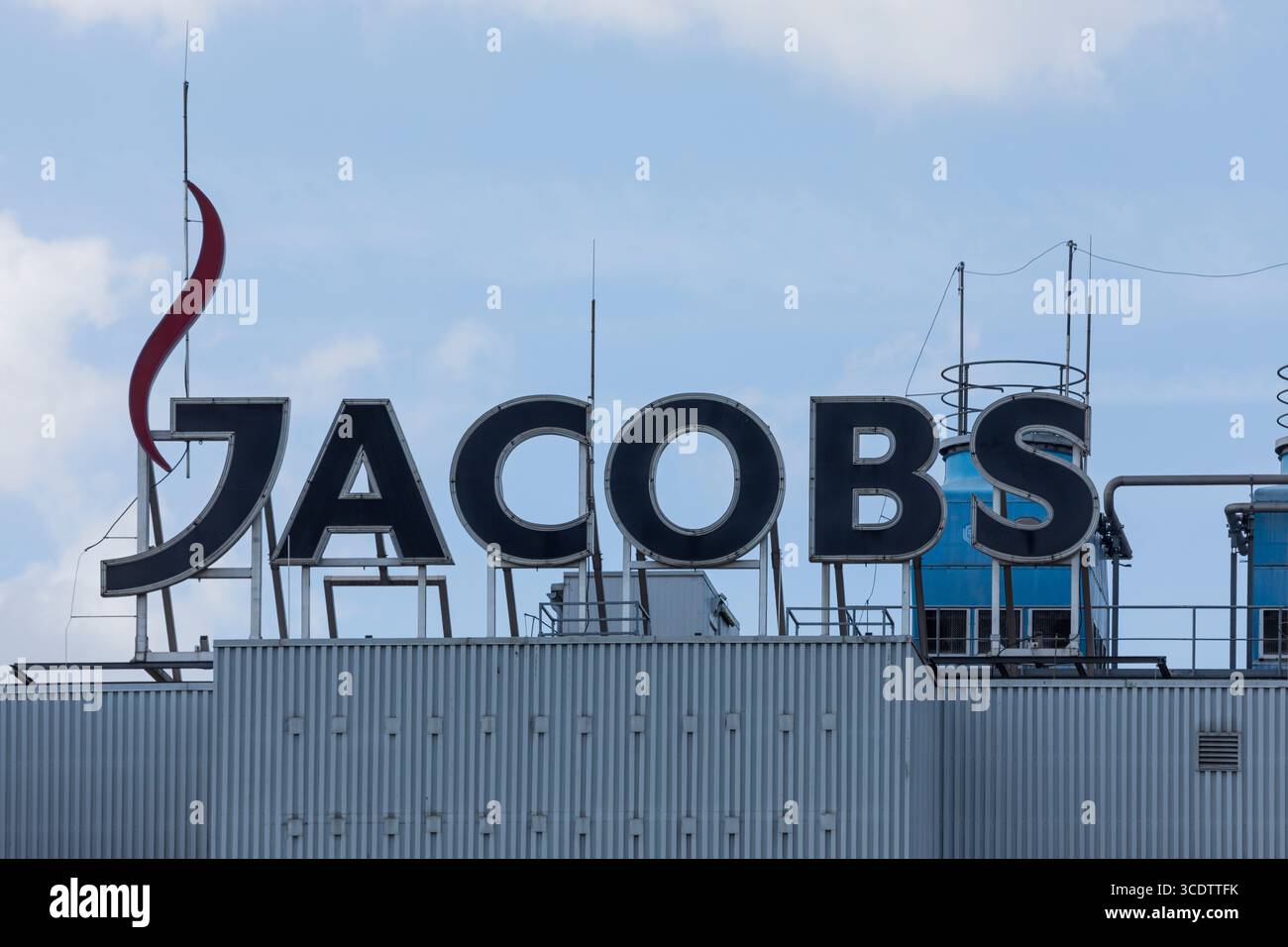 Brema, Germania - 10 agosto 2025: Insegna del caffè Jacobs in cima alla loro torrefazione a Hemelingen. Foto Stock