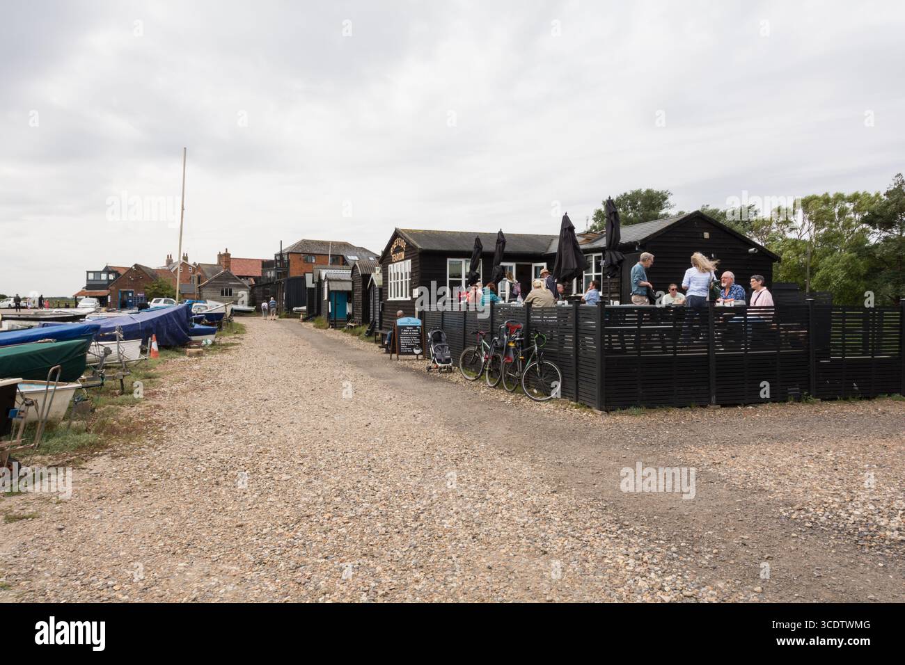 Turisti nel caffè locale di Orford Quay, Suffolk, Inghilterra, Regno Unito Foto Stock