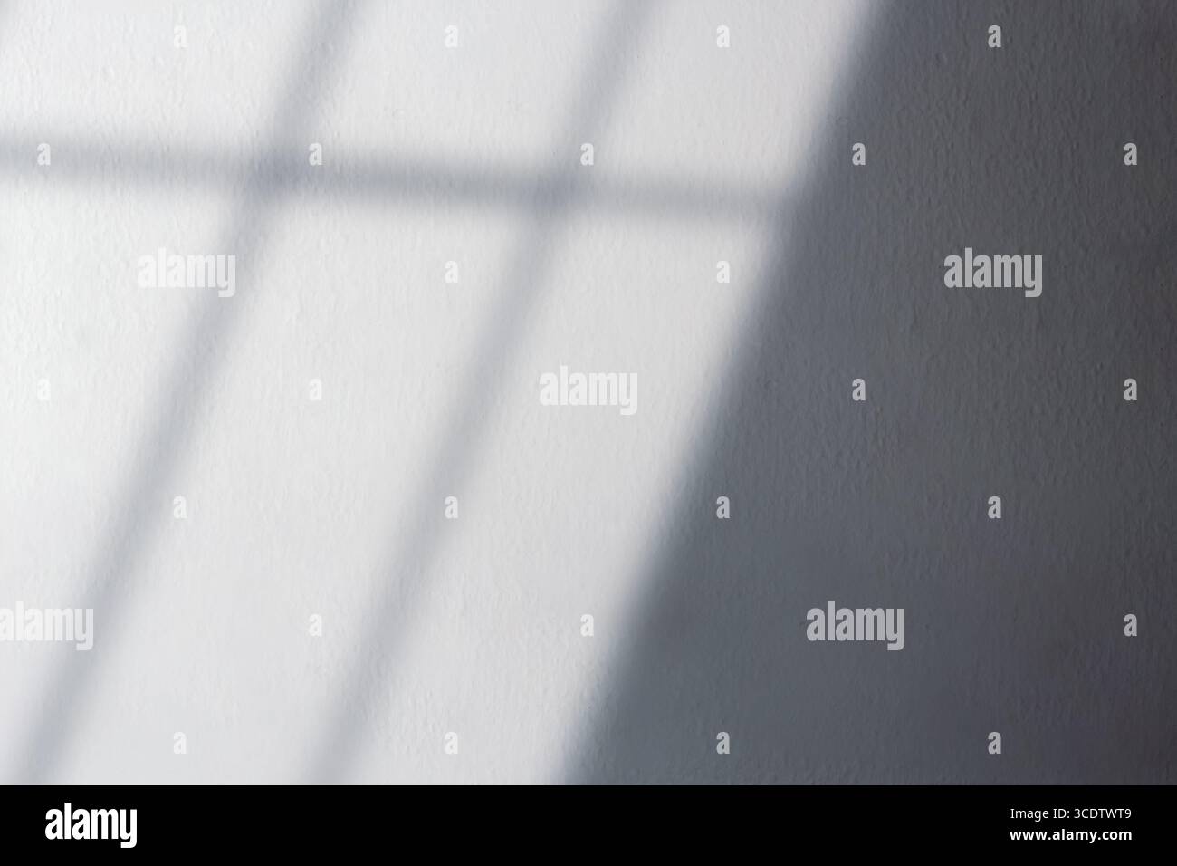 Ombre nere su pareti in cemento. Effetto sovrapposizione ombreggiatura. Scenario di illuminazione naturale. Sfondo estetico vuoto per design e idee. Foto Stock