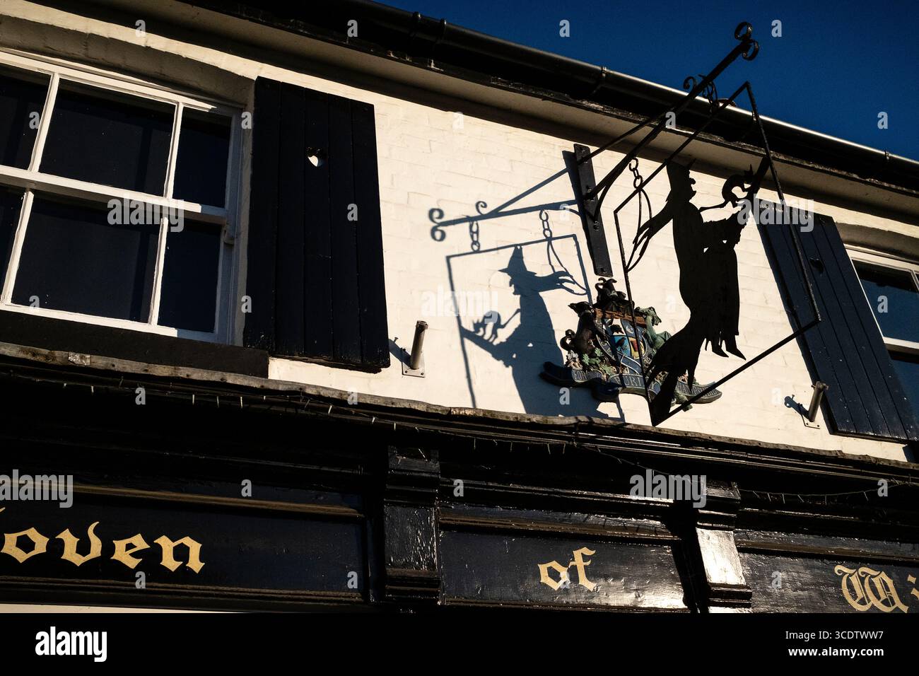 Fai shopping a Burley hampshire, un villaggio ricco di storia, famoso per la sua stregoneria negli anni '1950 Foto Stock