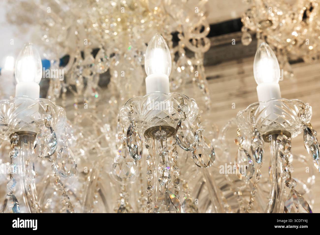Primo piano delle luci sul lampadario. Foto Stock