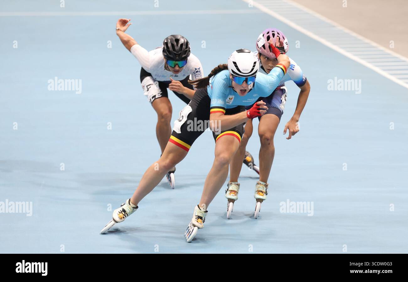 Chenghdu, Cina. 14 agosto 2025. Il belga Fran Vanhoutte è stato raffigurato in azione durante la finale dell'evento di pattinaggio di velocità femminile 500m D, ai World Games 2025, a Chenghdu, in Cina, giovedì 14 agosto 2025. Quest'anno, i Giochi mondiali si svolgono dal 7 al 17 agosto. BELGA PHOTO VIRGINIE LEFOUR credito: Belga News Agency/Alamy Live News Foto Stock