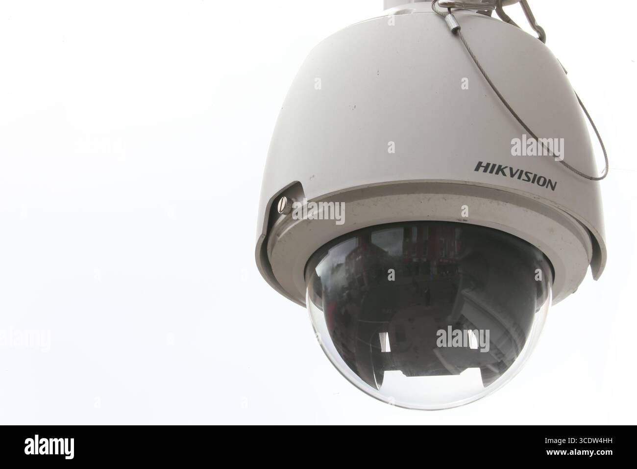 Dublino, Irlanda - 25 luglio 2025 - immagine di una telecamera Hikvision sul lato di un edificio vicino a Henry Street nel centro di Dublino Foto Stock