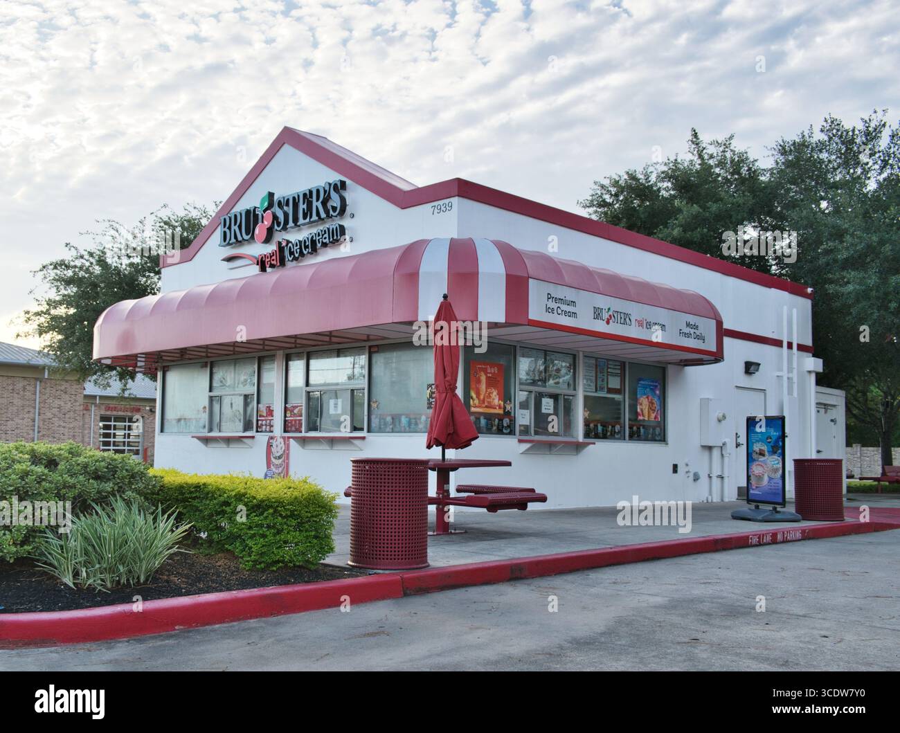 Houston, Texas USA 07-20-2025: Negozio di gelateria Brusters Real, all'esterno del negozio. Foto Stock