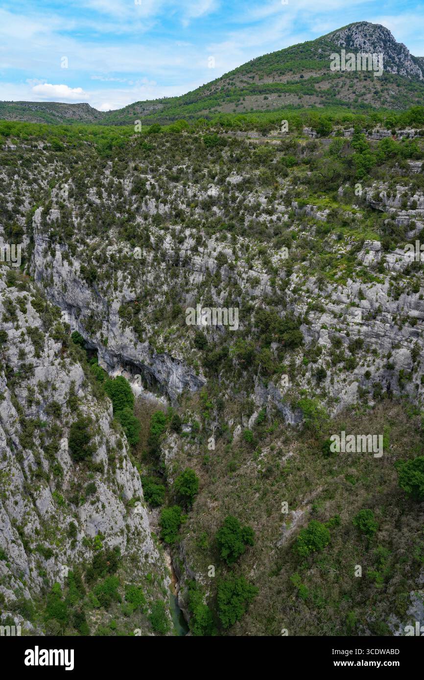 Splendida vista sul fiume Verdon nella zona delle Gorges du Verdon, un canyon, nel sud della Francia Foto Stock