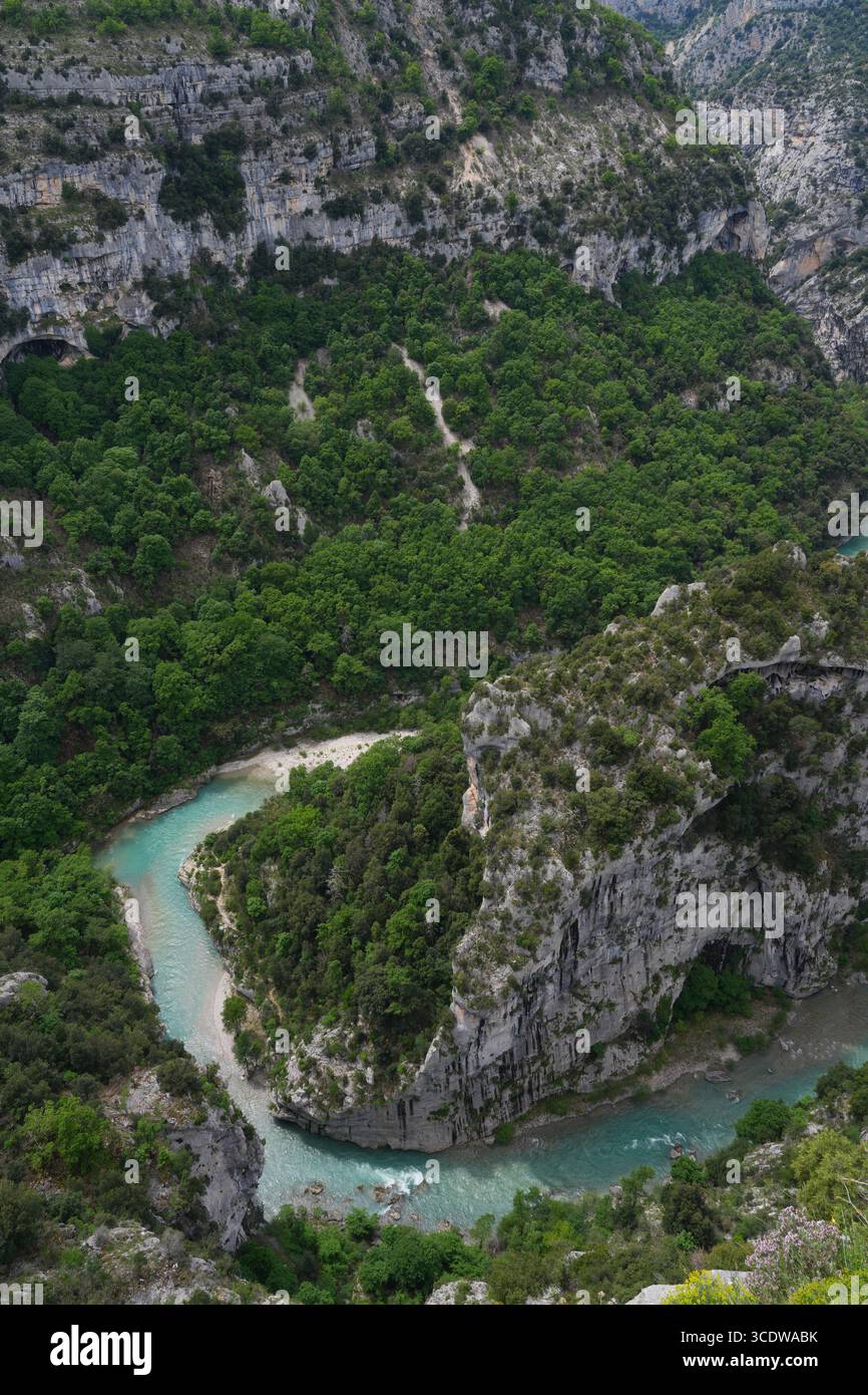 Splendida vista sul fiume Verdon nella zona delle Gorges du Verdon, un canyon, nel sud della Francia Foto Stock
