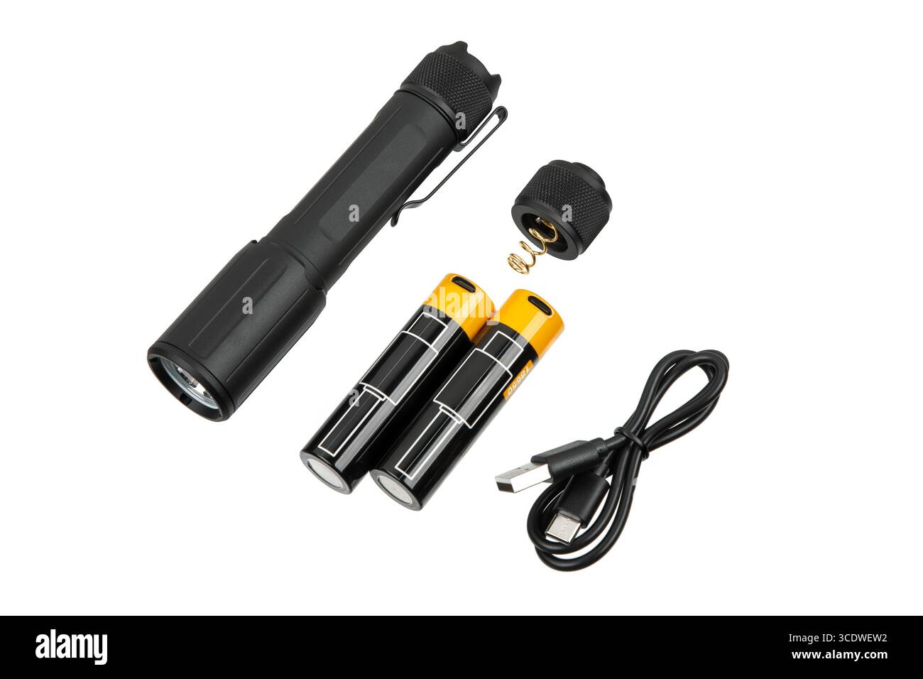 Vista esplosa di una torcia tattica nera con due batterie e un cavo USB. Foto Stock