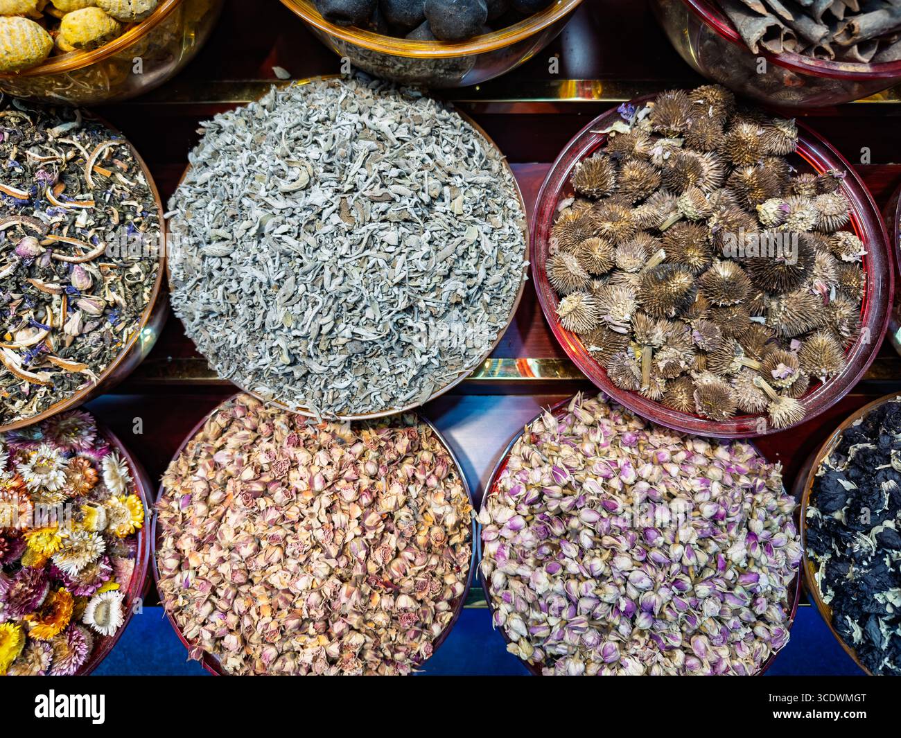 Ciotole assortite di erbe secche, spezie e fiori al souk delle spezie, Market Dubai, Deira creek, che mostrano varie texture e colori, Emirati Arabi Uniti - Immagine stock catturata con smartphone