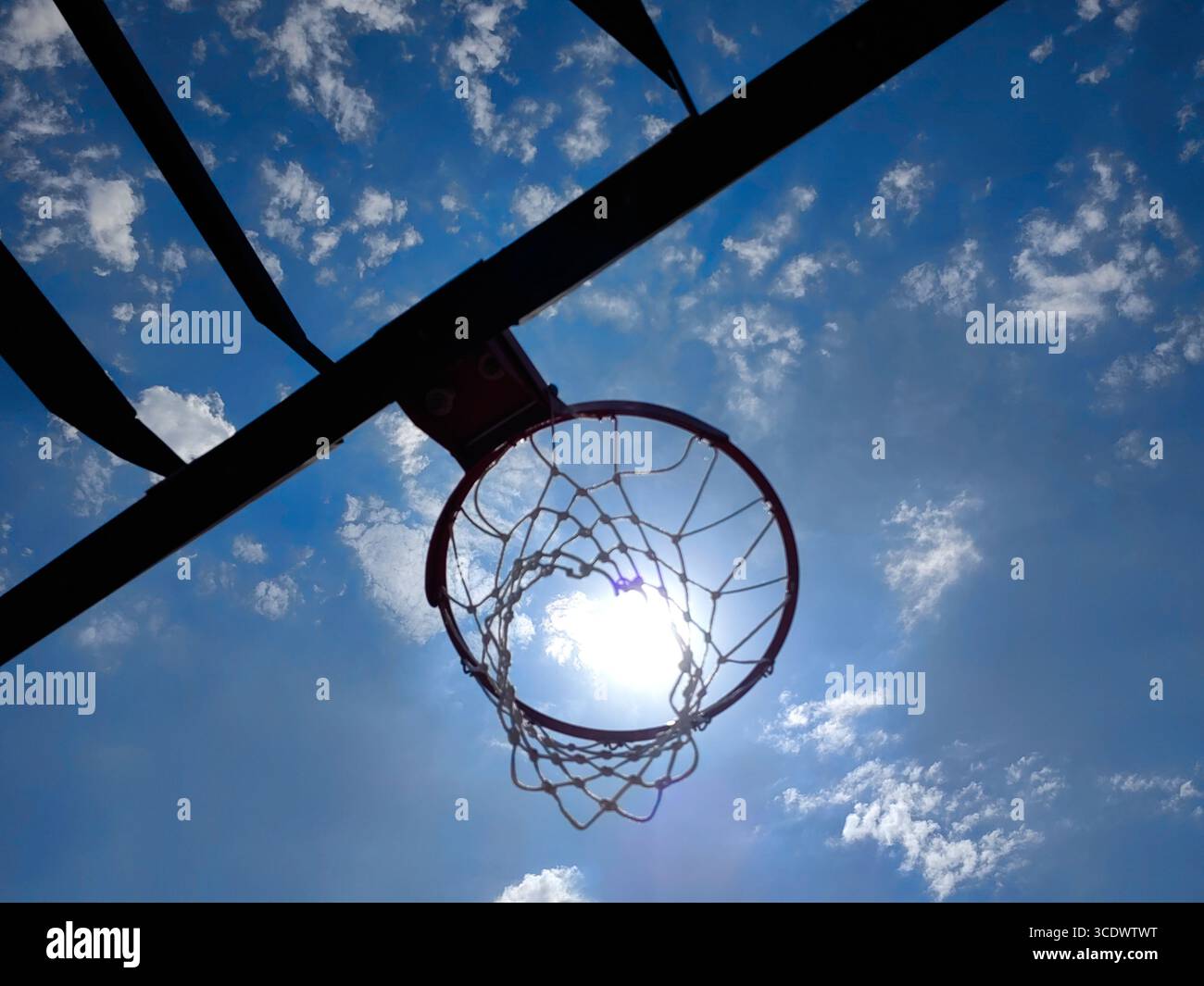 Cestino solare contro il cielo blu con nuvole come sfondo. Foto Stock