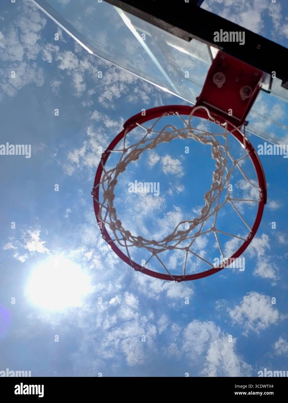 Solar Slam Dunk – Abstract Basketball Hoop and Sun Perspective Foto Stock