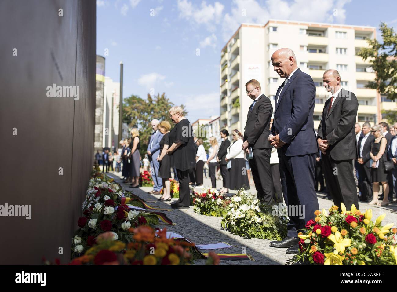 Prof. Dr. Axel Klausmeier (direttore della Fondazione del muro di Berlino e storico dell'arte), Kai Wegner (sindaco direttivo di Berlino) e altri partecipanti al Foto Stock