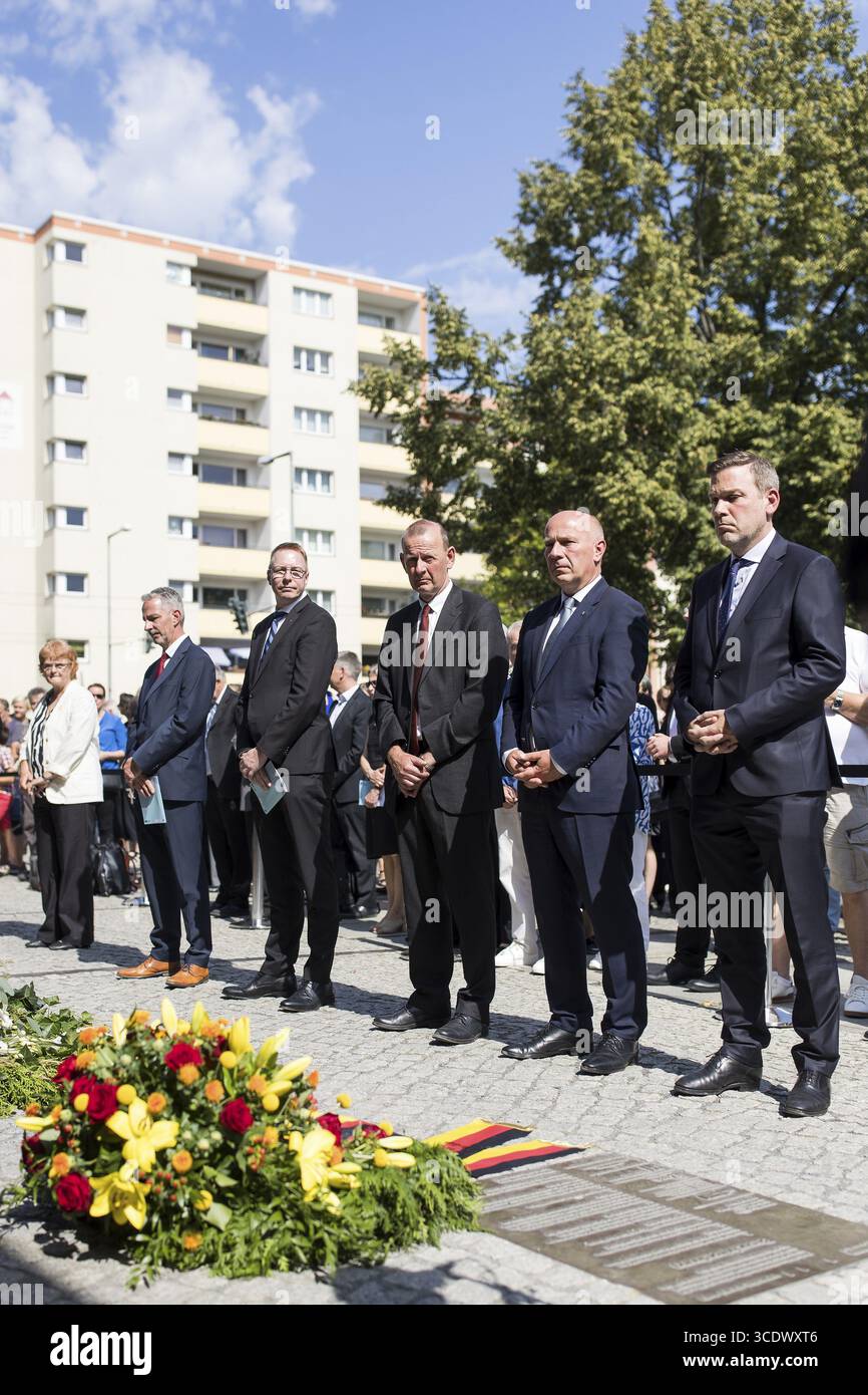 Prof. Dr. Axel Klausmeier (direttore della Fondazione del muro di Berlino e storico dell'arte), Kai Wegner (sindaco direttivo di Berlino) e altri partecipanti al Foto Stock