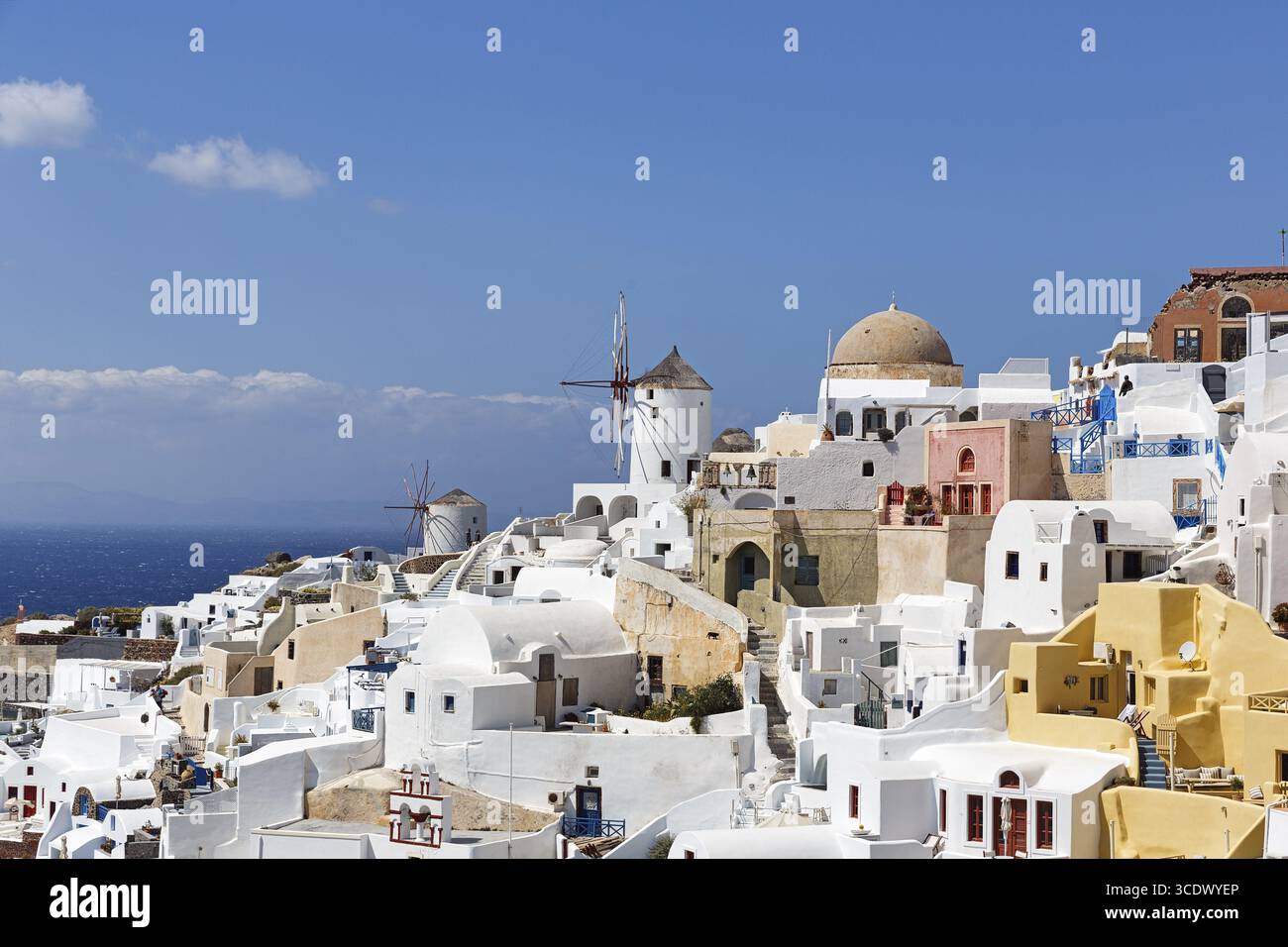 Case vacanza bianche e colorate su un pendio ripido, mulini a vento, Cumulus, vista di Oia, Thira, Santorini, Cicladi, Grecia Foto Stock