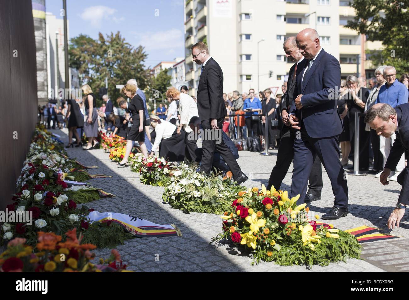 Prof. Dr. Axel Klausmeier (direttore della Fondazione del muro di Berlino e storico dell'arte), Kai Wegner (sindaco direttivo di Berlino) e altri partecipanti al Foto Stock