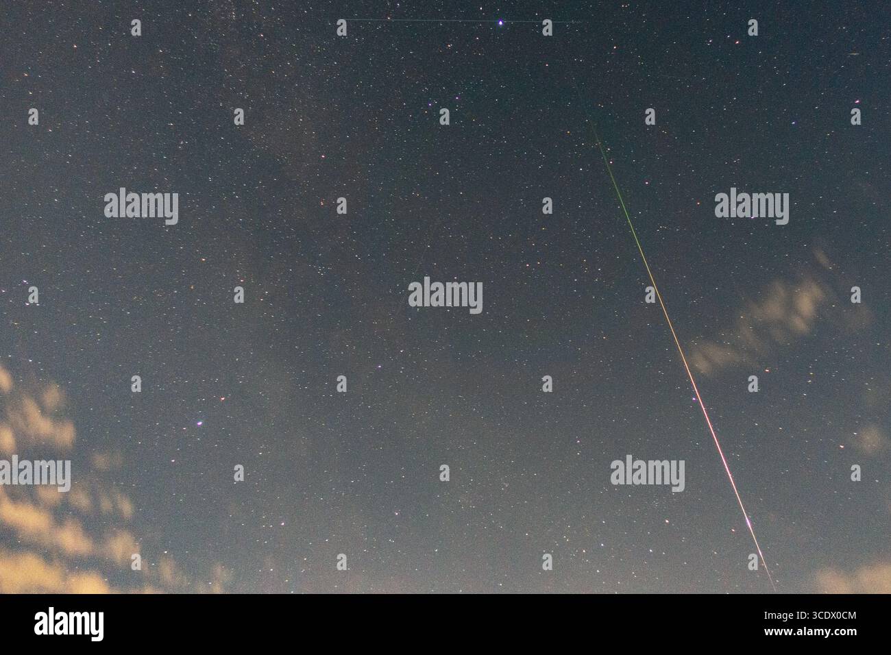 Ripon, North Yorkshire, Regno Unito. 13 agosto 2025. Sentiero meteorologico catturato al picco della pioggia di meteoriti dei Perseidi. La pioggia di meteoriti dei Perseidi è un evento annuale in cui è possibile vedere molte "stelle cadenti" nel cielo notturno. Succede intorno a metà agosto quando la Terra passa attraverso una scia di polvere e detriti lasciati da una cometa chiamata Swift-Tuttle. Quando questi piccoli frammenti di polvere di comete colpiscono l'atmosfera terrestre, si bruciano creando delle strisce luminose. Puoi vedere i Perseidi meglio nell'emisfero settentrionale, specialmente nei cieli bui e limpidi lontano dalle luci della città. La doccia prende il nome dalla costellazione Foto Stock