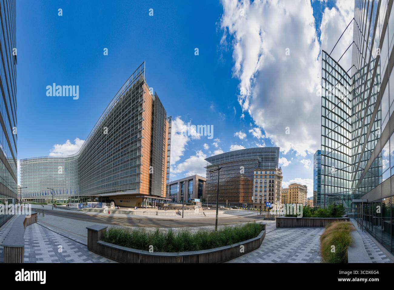 Bruxelles, Belgio, 08.10.2025, Panorama from Rond Point Place, con edifici dell'UE, edificio del Consiglio dei ministri, cantiere nel campidoglio europeo Foto Stock