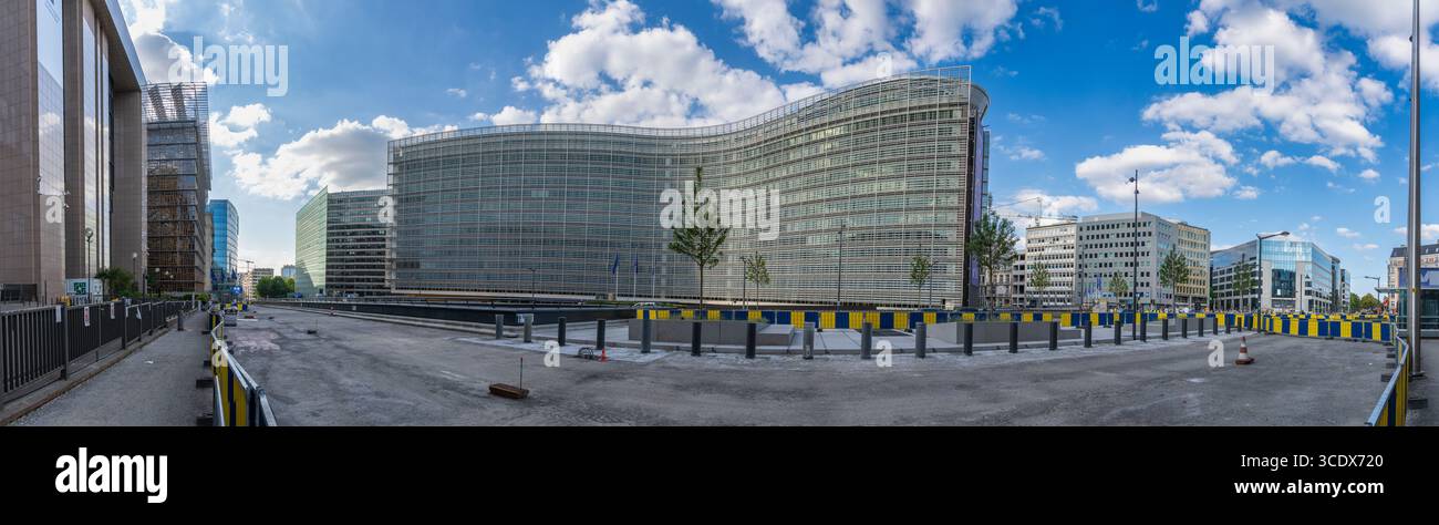 Bruxelles, Belgio, 08.10.2025, Panorama from Rond Point Place, con edifici dell'UE, edificio del Consiglio dei ministri, cantiere nel campidoglio europeo Foto Stock