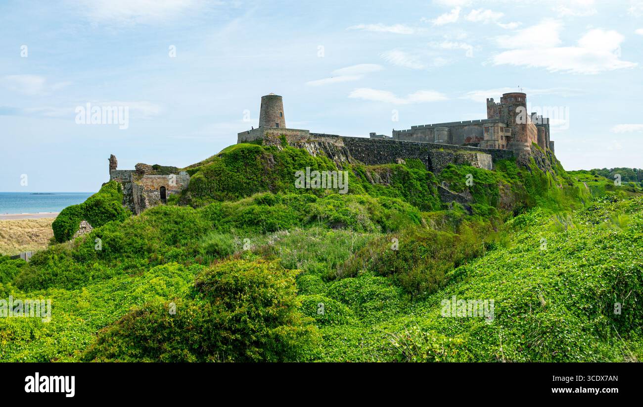Bamburgh, Castello di Bamburgh, spiagge, popolare destinazione turistica, Northumberland, Inghilterra settentrionale, Regno Unito Foto Stock