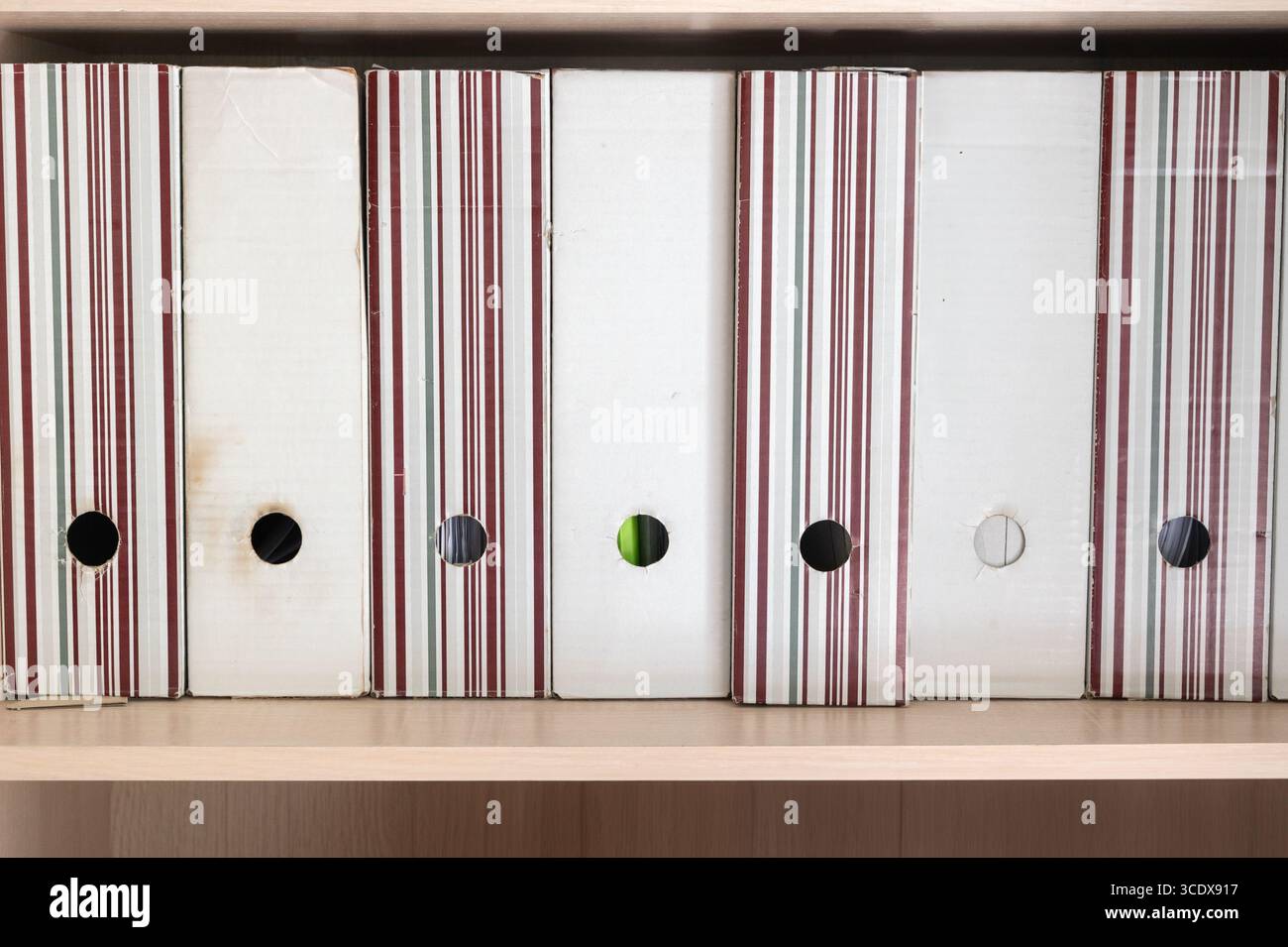 Queste esclusive scatole per documenti con accattivanti design a strisce sono eccezionali per migliorare l'organizzazione dell'ufficio Foto Stock