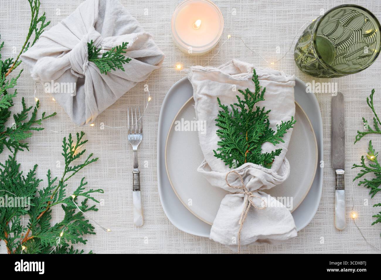Piatto con tovaglioli di lino naturel decorati per la cena di Natale Foto Stock