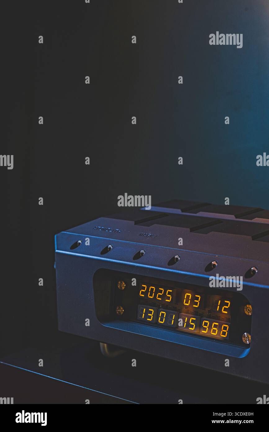 Orologio AMC: L'orologio atomico del rubidio (±1 sec/317 anni) sincronizza e avvolge un movimento meccanico con riserva di potenza di 80 ore. Foto Stock