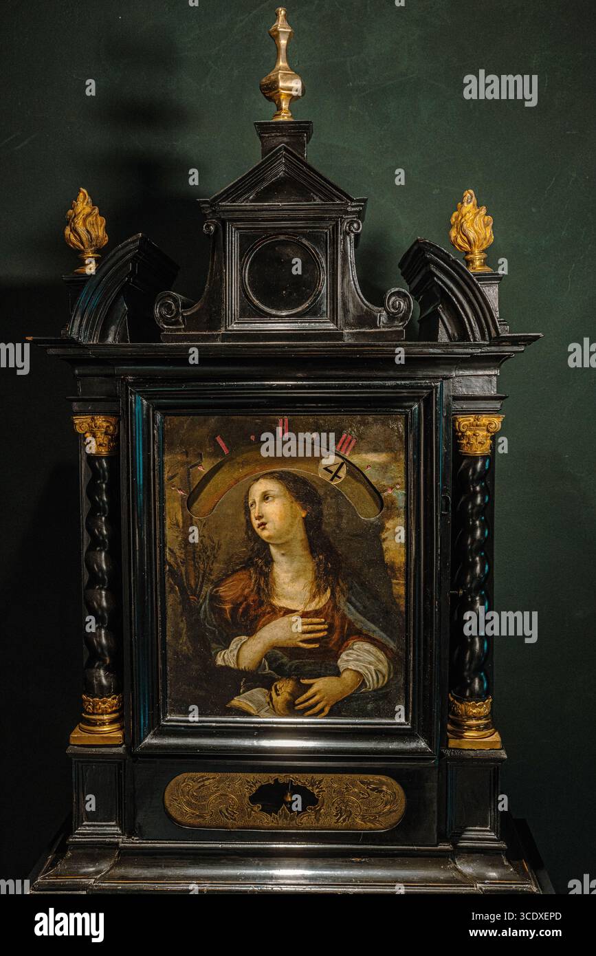 Orologio notturno barocco con Maria Maddalena, Italia 1680. Squisito orologio notturno del XVII secolo con ore girovaganti, dischi rotanti e vernice in stile Guido reni Foto Stock