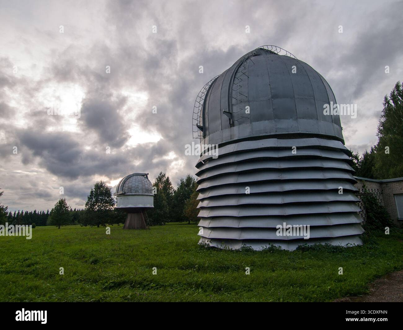 22 agosto 2010, Tõravere, Estonia: Grande cupola d'argento dell'Osservatorio di Tõravere circondata da campi verdi e alberi. Foto Stock