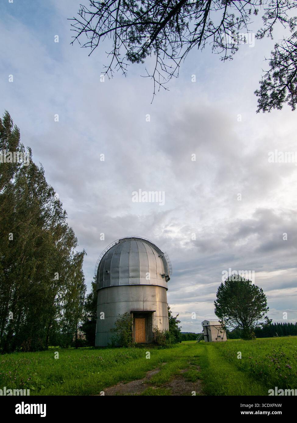 22 agosto 2010, Tõravere, Estonia: Grande cupola d'argento dell'Osservatorio di Tõravere circondata da campi verdi e alberi. Foto Stock