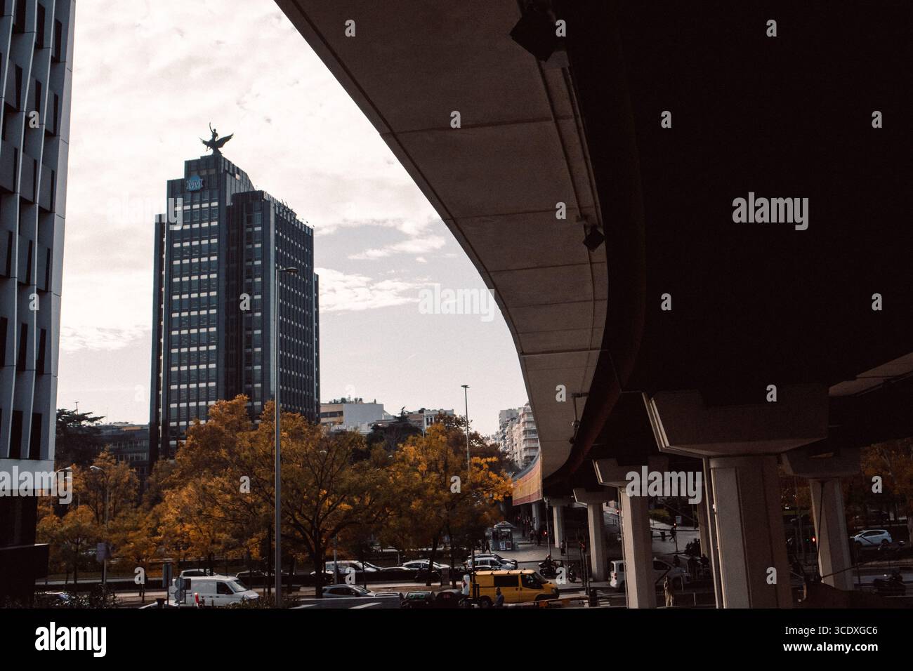 Spagna, Madrid. 19 novembre 2023 edificio la Union y el Fenix Espanol, grattacieli. Ponte per auto. Architettura moderna in uno sviluppo a più piani della metropoli Foto Stock