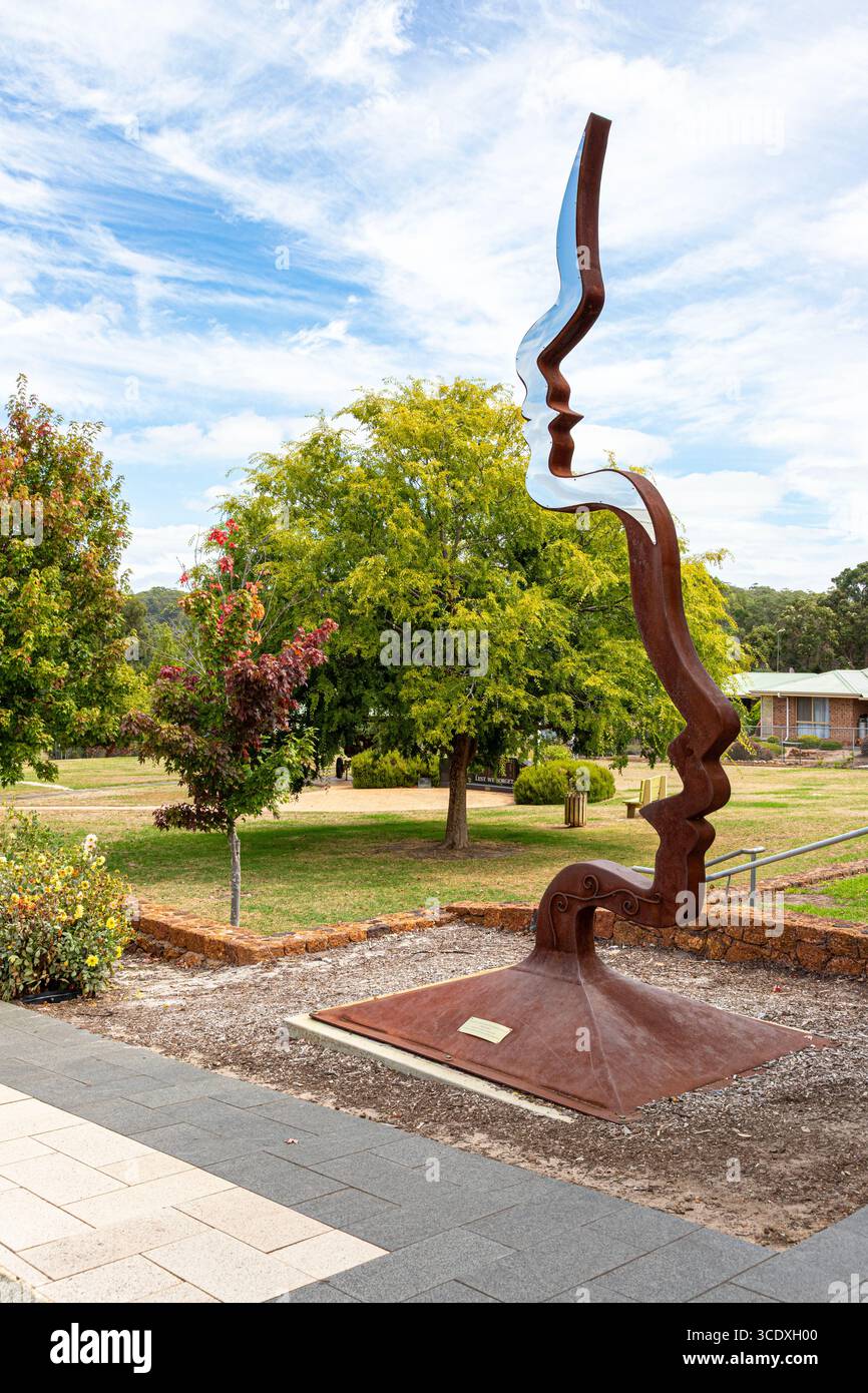 Una scultura "Looking to the future, Remember the past" di Paul Fontanini a Pemberton nella regione SW dell'Australia Occidentale WA Foto Stock
