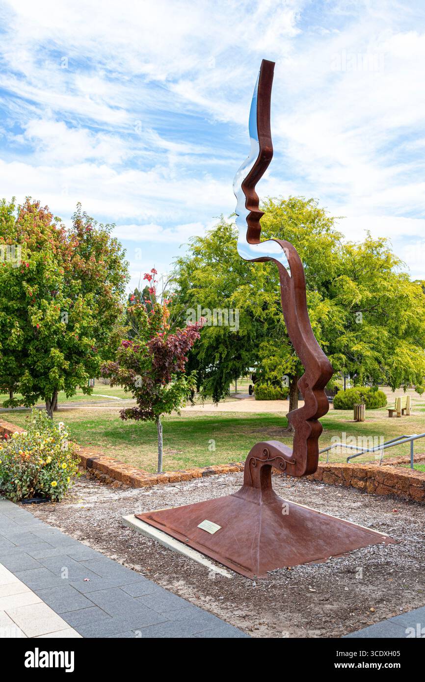 Una scultura "Looking to the future, Remember the past" di Paul Fontanini a Pemberton nella regione SW dell'Australia Occidentale WA Foto Stock