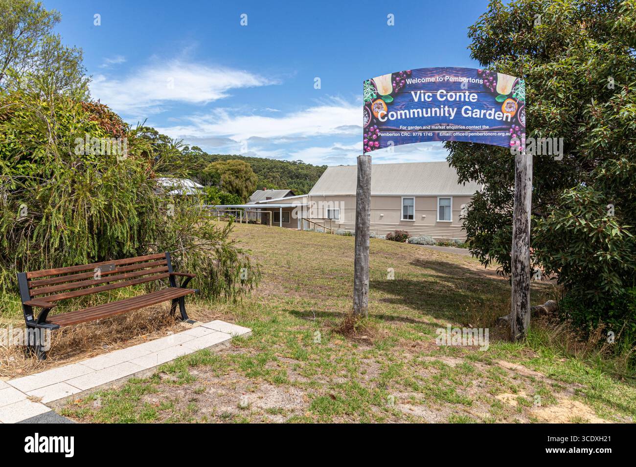Il Vic Conte Community Garden, accanto alla Pemberton Uniting Church a Pemberton, nella regione sud-occidentale dell'Australia Occidentale Foto Stock