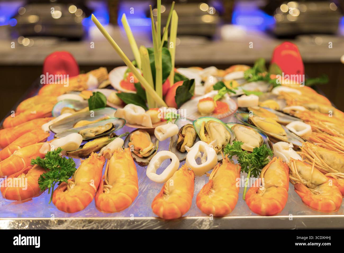 Pesce fresco su ghiaccio, linea a buffet. Foto Stock