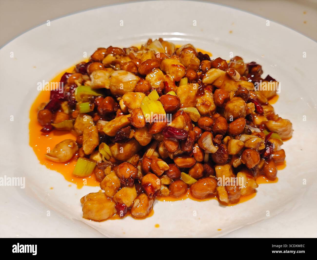 pollo kung pao fresco nel piatto bianco per mangiare Foto Stock