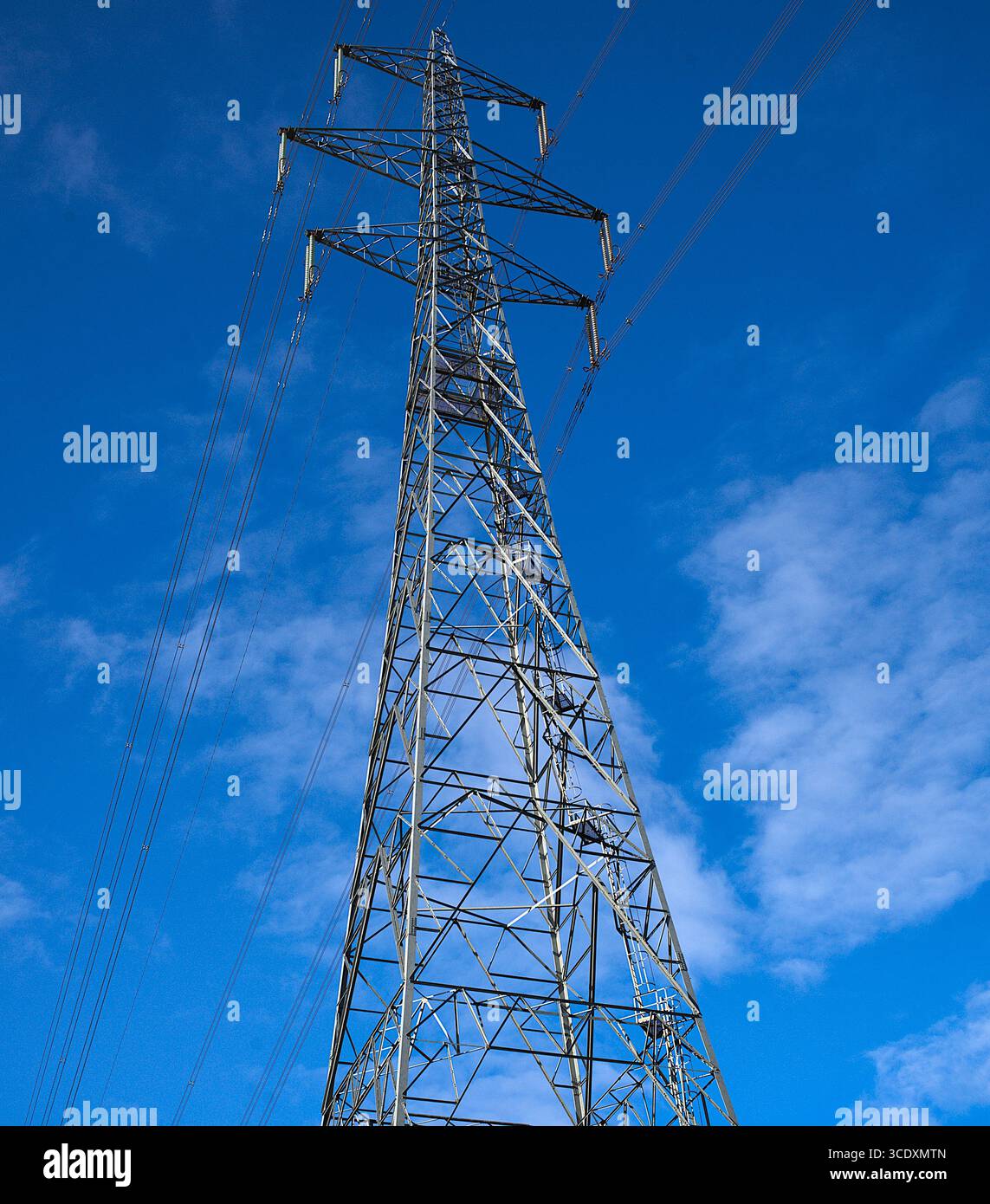 Traliccio elettrico della rete nazionale del Regno Unito. Torri in un bel cielo blu. Foto Stock