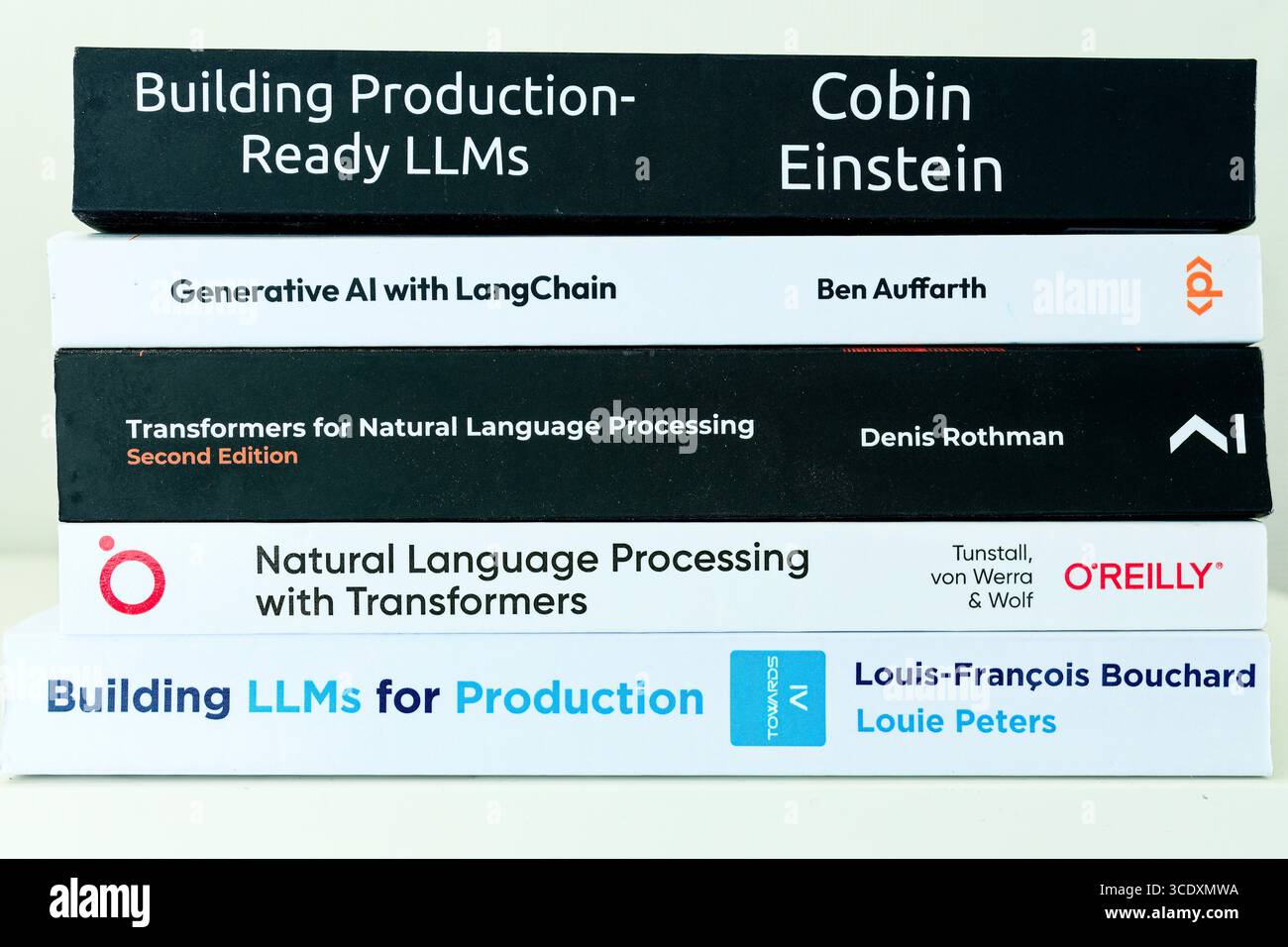 Una serie di libri tecnici incentrati sulla creazione di modelli linguistici di grandi dimensioni pronti per la produzione, sullo sviluppo generativo dell'intelligenza artificiale e sull'elaborazione del linguaggio naturale Foto Stock