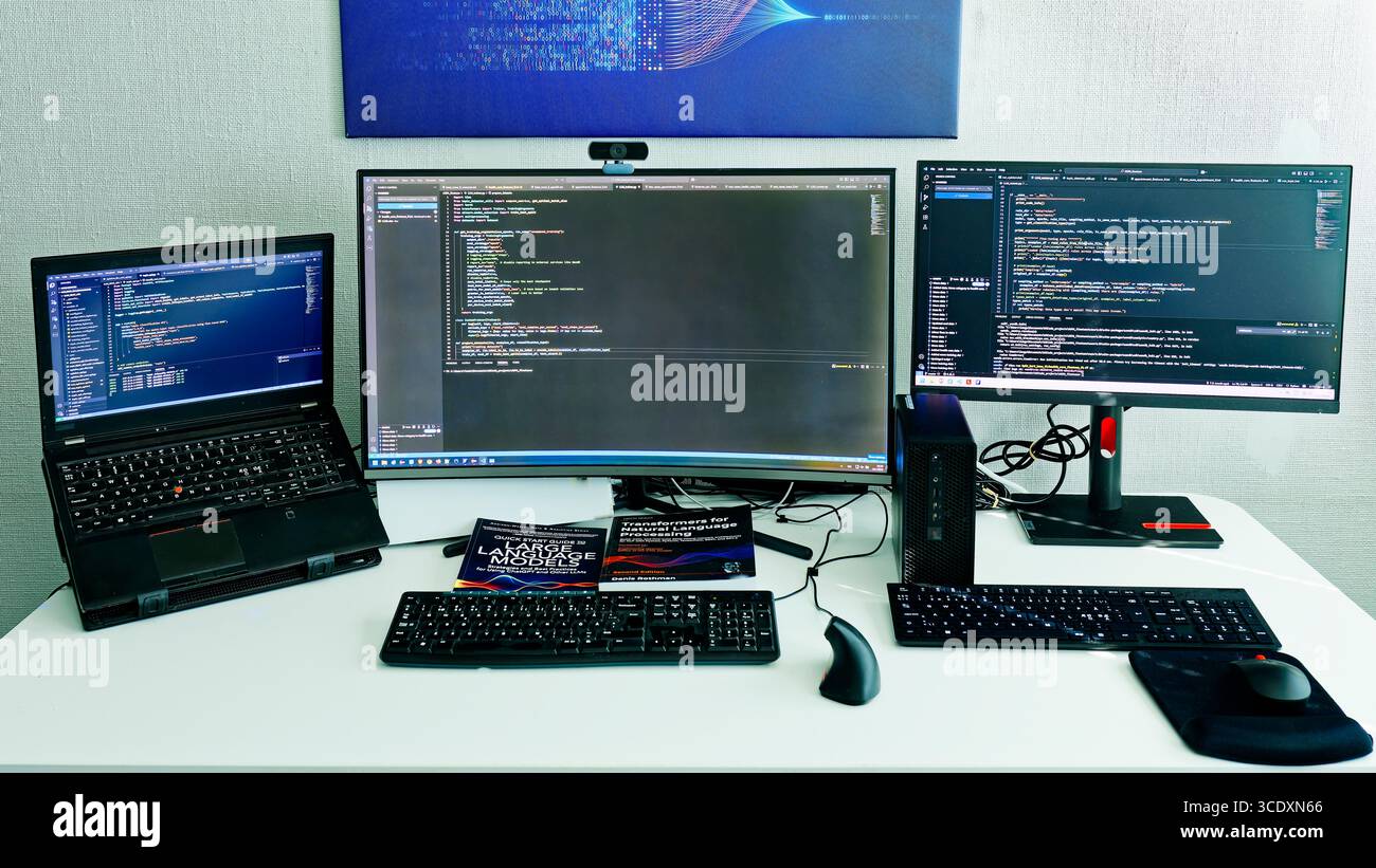 Area di lavoro autentica per sviluppatori di intelligenza artificiale con macchina di sviluppo dedicata (a sinistra) e workstation di messa a punto LLM (a destra) che mostrano il codice proprietario reale e m Foto Stock