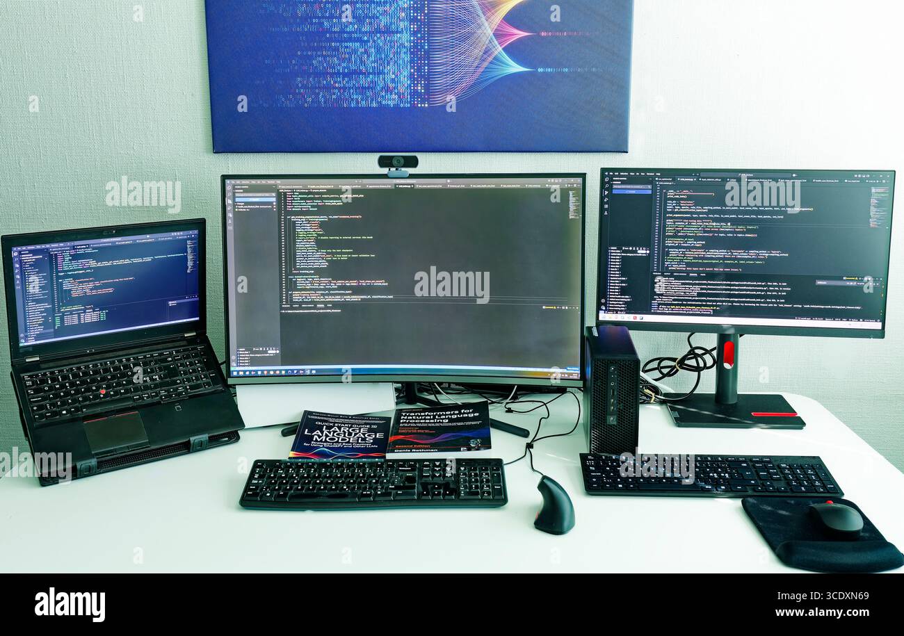 Ambiente di sviluppo IA professionale con codice proprietario autentico con workstation di sviluppo e macchina di messa a punto LLM in esecuzione Foto Stock