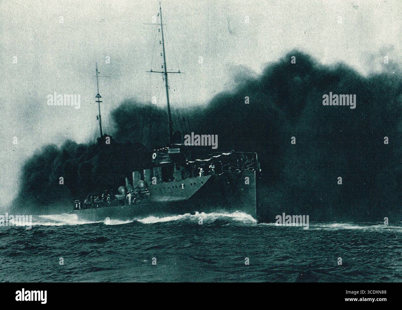 USS Benham, cacciatorpediniere americano che corre dopo un sottomarino tedesco durante le manovre, prima guerra mondiale Foto Stock
