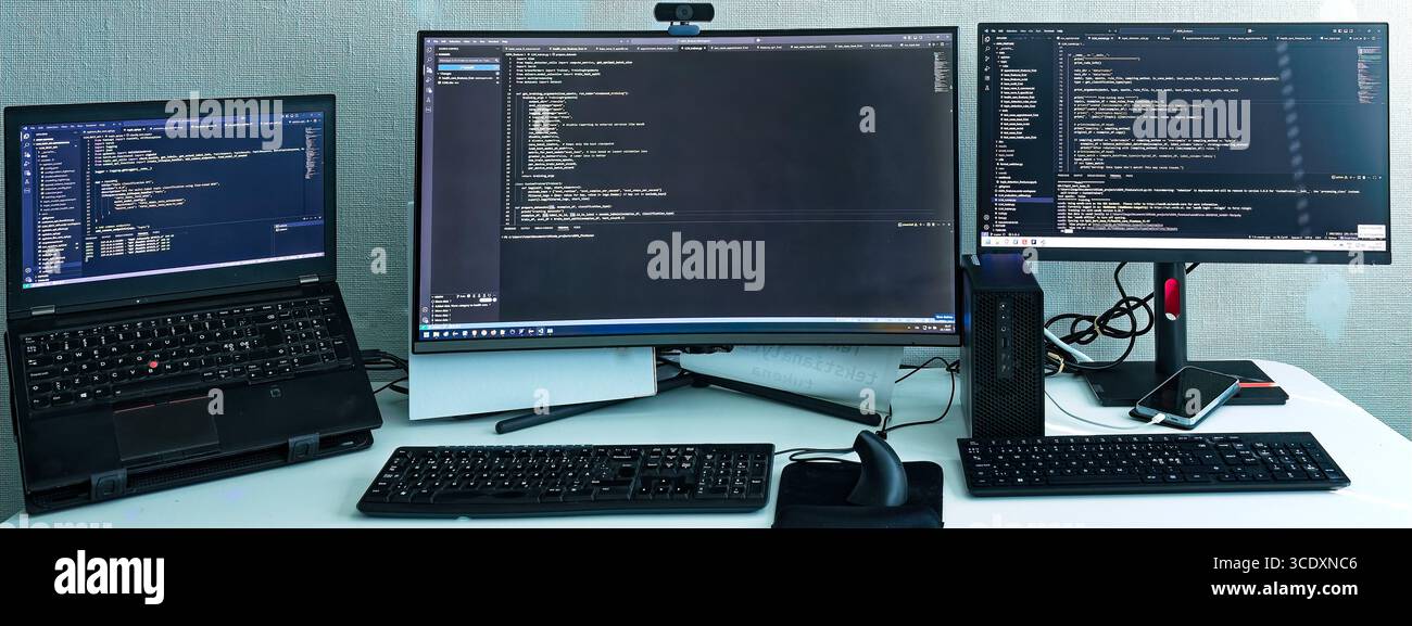 Area di lavoro completa e autentica per sviluppatori di intelligenza artificiale con macchina di sviluppo e workstation di messa a punto LLM che visualizza codice proprietario reale Foto Stock