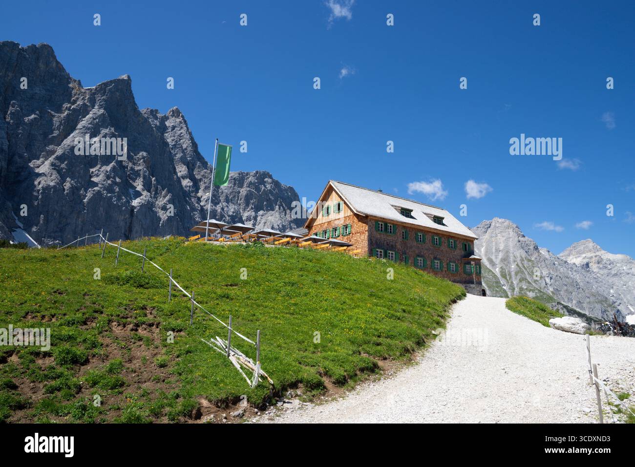 Le pareti nord dei monti Karwendel - Bockkarspitzhe, Nordliche Sonnenspitze con lo chalet Falkenhutte. Foto Stock