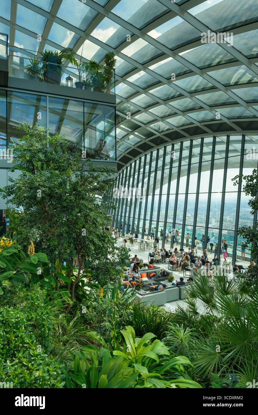 Londra, Inghilterra - lo Sky Garden in cima a Fenchurch Street 20, con ampie vedute sulla città. Un grattacielo commerciale, soprannominato "The Walkie" Foto Stock