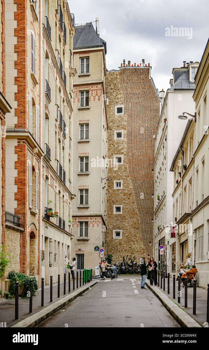 Strano edificio in mattoni a Parigi, in Francia Foto Stock