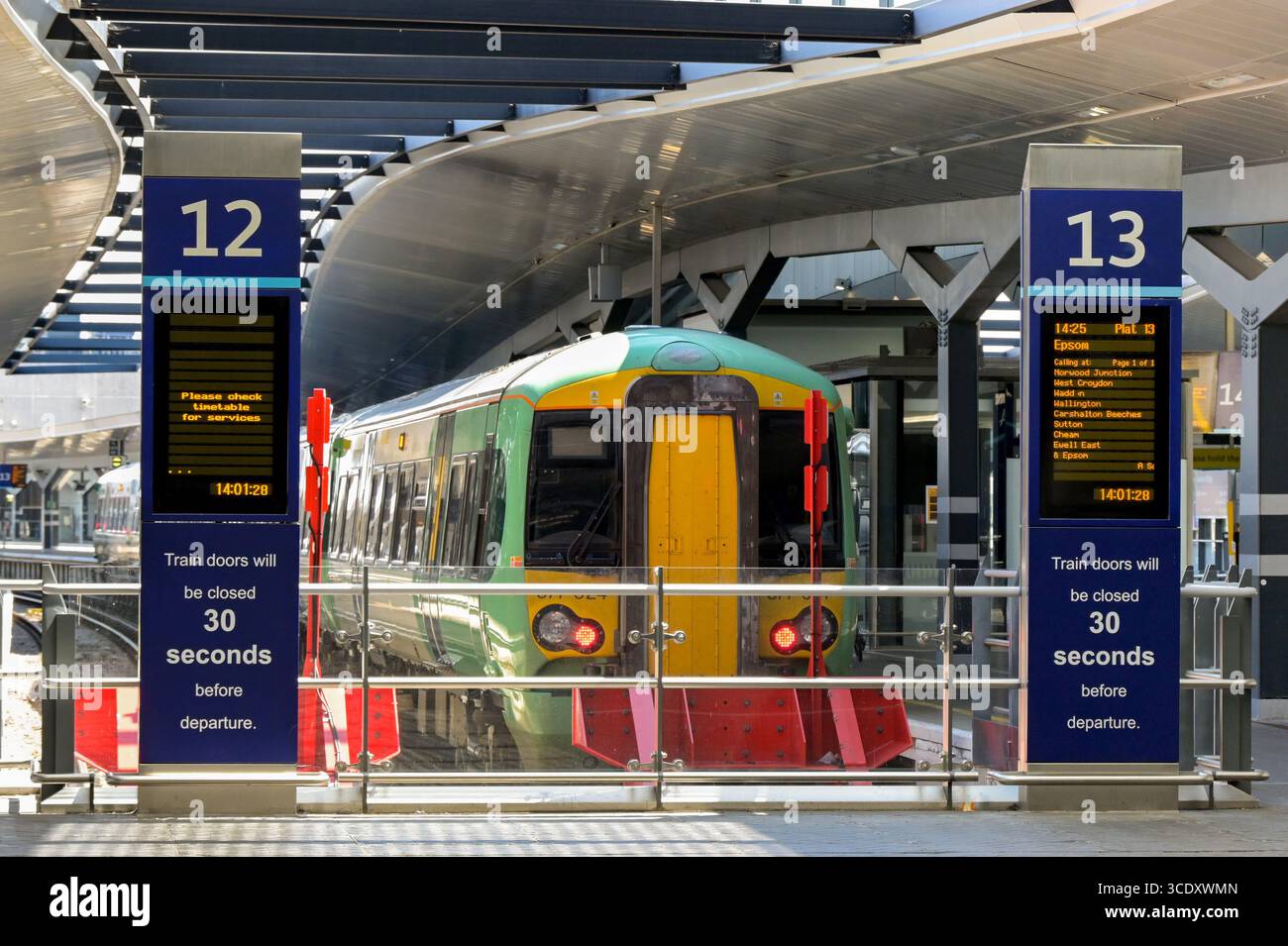 Londra, Inghilterra, Regno Unito - 4 luglio 2025: Partenze e cartelli segnaletici sulla chiusura delle porte dei treni alla stazione ferroviaria di London Bridge Foto Stock