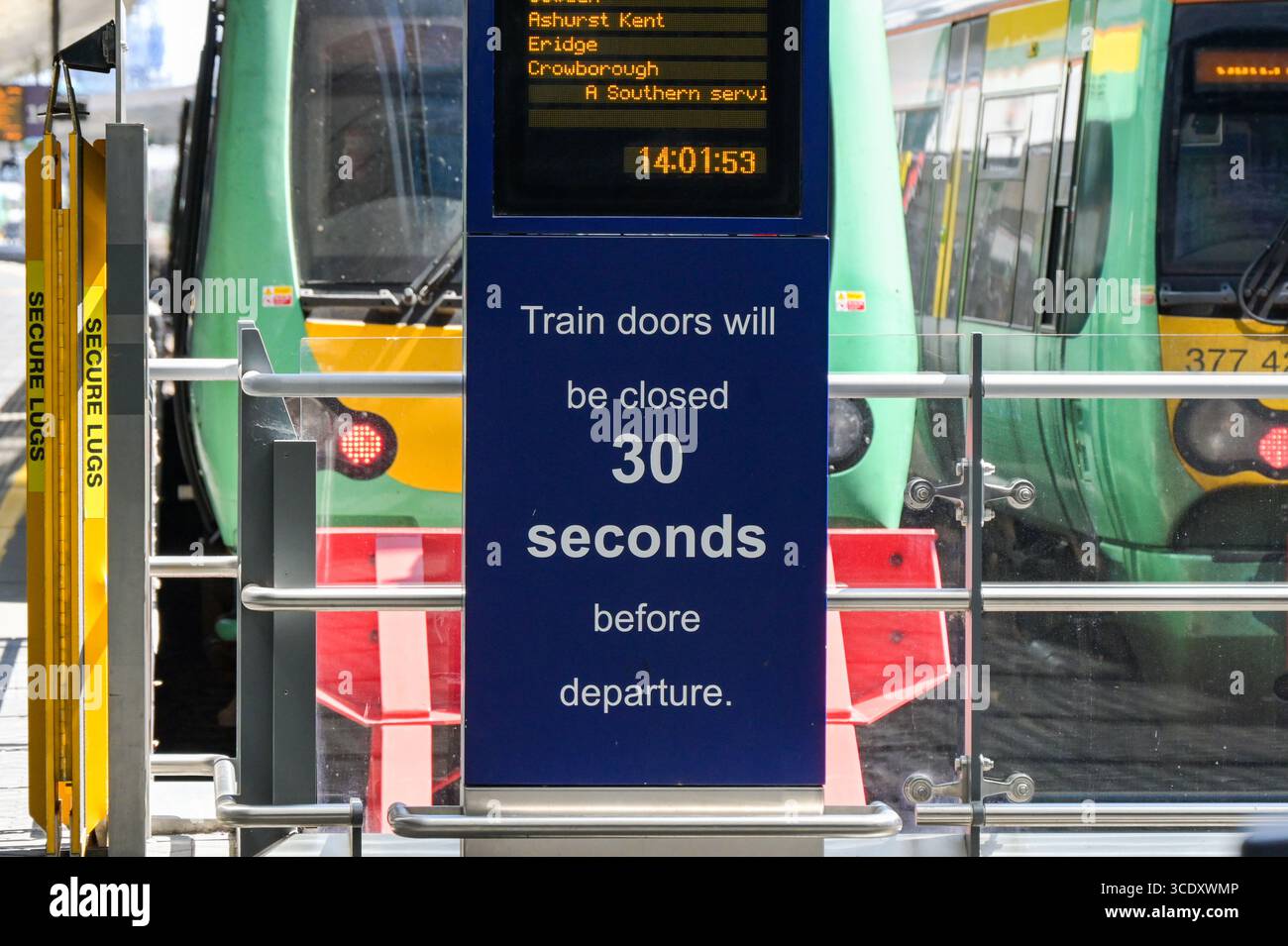 Londra, Inghilterra, Regno Unito - 4 luglio 2025: Imbarco partenze e cartello segnaletico sulla chiusura delle porte dei treni alla stazione ferroviaria di London Bridge Foto Stock