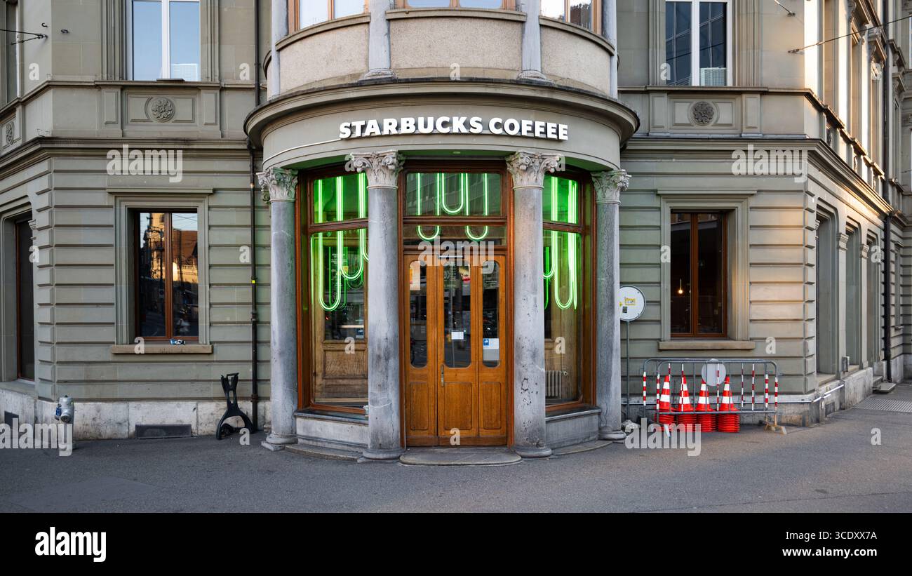 07-08-2025 Berna, Svizzera. Ingresso dell'edificio Starbucks Coffee House con logo del marchio, vicino alla stazione centrale, in centro. Vista grandangolare, niente persone Foto Stock