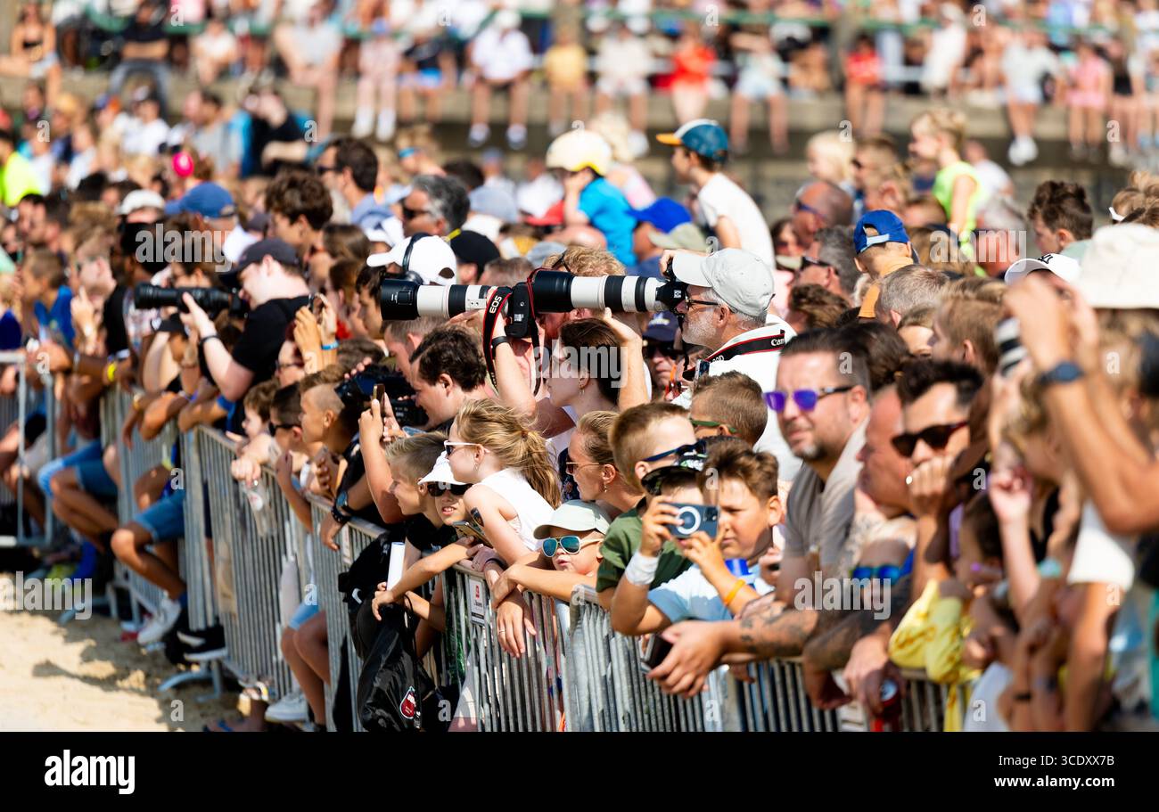 VLISSINGEN - spettatori all'evento di emergenza Rescue Zeeland. L'evento si svolge ogni due anni per presentare al pubblico la risposta di emergenza fornita da organizzazioni come la polizia e il Ministero della difesa. ANP IRIS VAN DEN BROEK netherlands Out - belgio Out Foto Stock